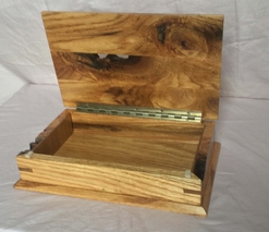Beautiful oak live wood trinket box with lift lid.